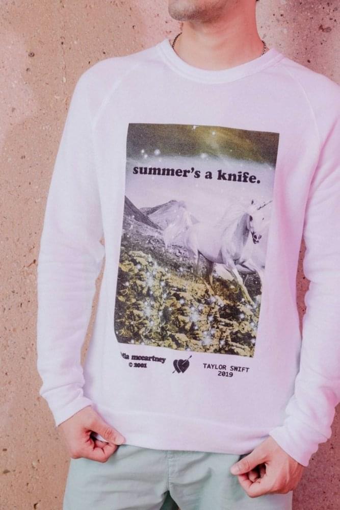 summer's a knife 문구가 적힌 티셔츠