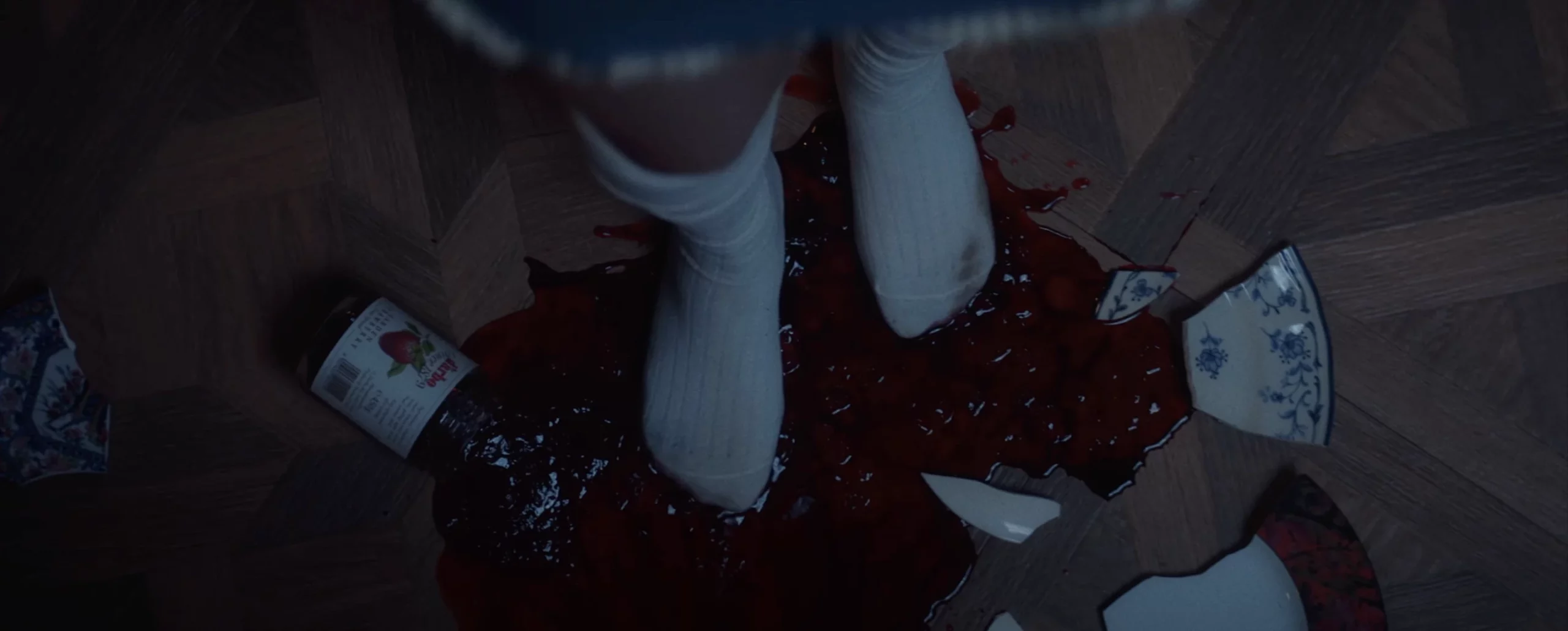 바닥에 흥건한 피, 딸기쨈?
